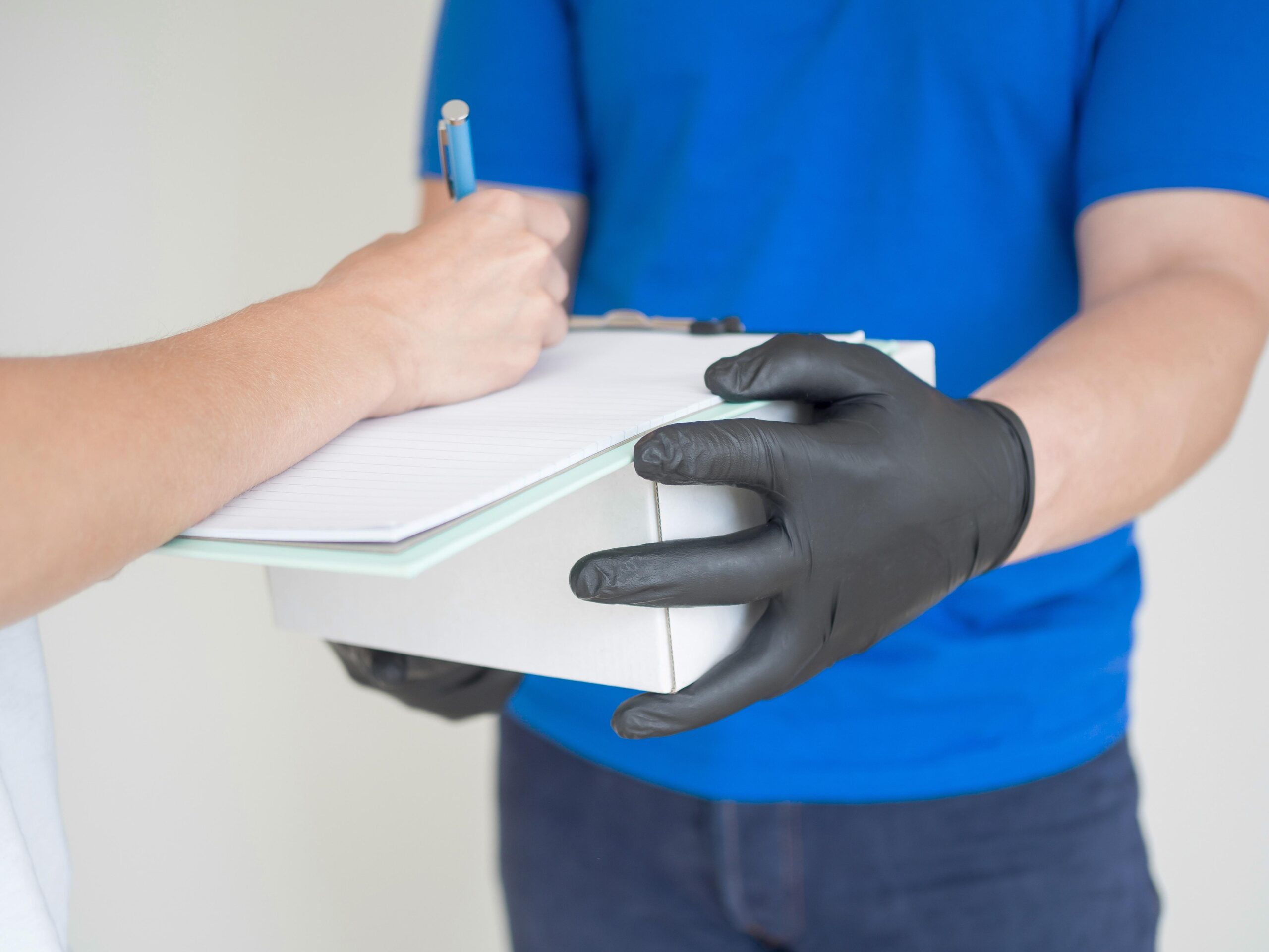 close-up-receiver-signing-package